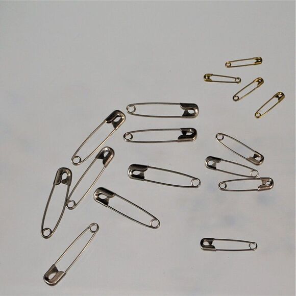 Lot Of Safety Pins Pack 300+  Count Assorted Sizes - Picture 2 of 4